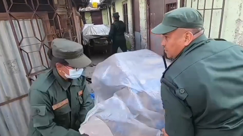 फुटपाथमा अवरोध हटाउने नाममा घरभित्रको सामान झिक्ने अधिकार महानगरलाई कसले दियो ?